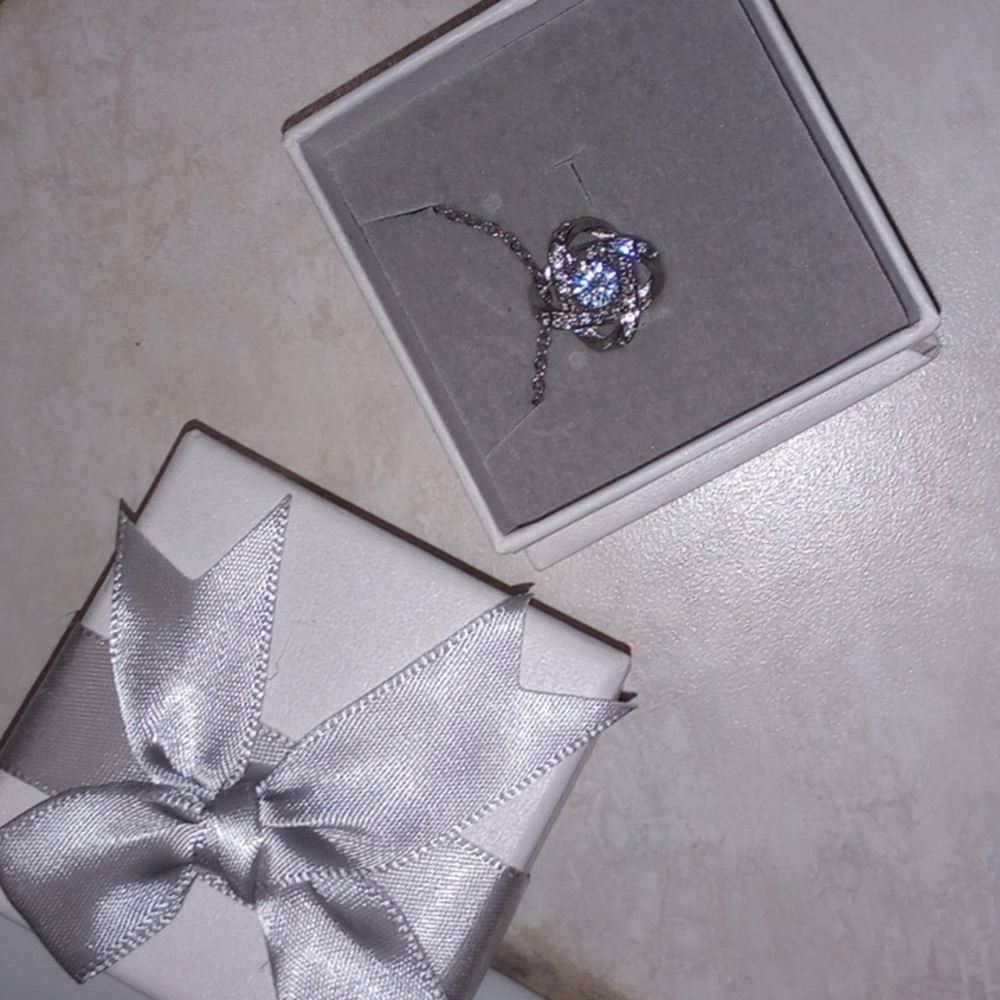Women's necklace